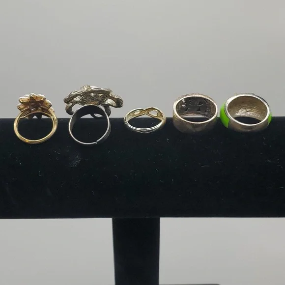 Lot of Five Vintage Costume Rings, Sizes 7-9 (including Trifari) - Picture 3 of 11